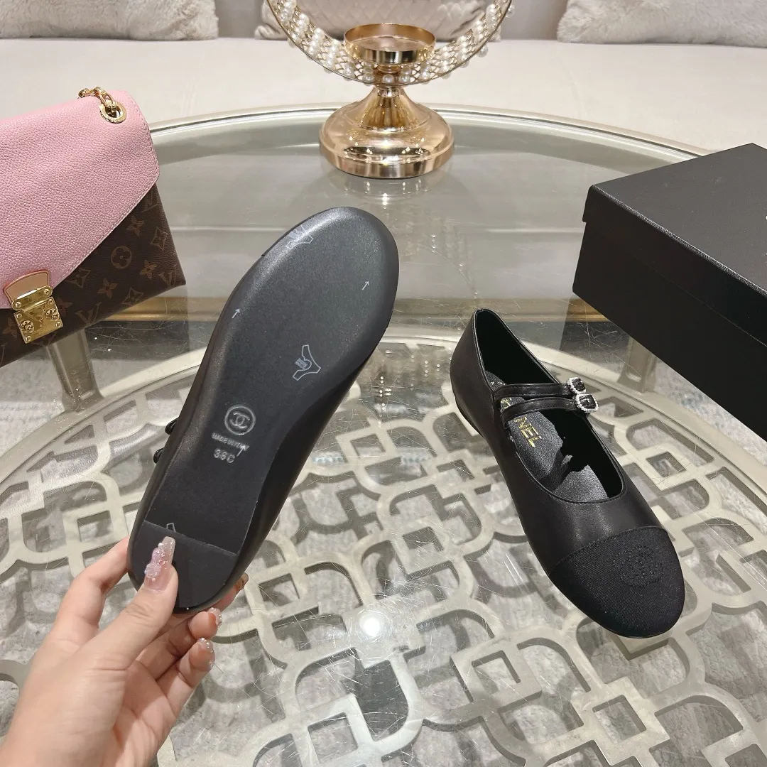 👟👟Ex-factory price 520👟👟 𝐂𝐇𝐀𝐍𝐄𝐋 | Xiaoxiang 2025 Mary Jane single shoe Macaron series ❤️ 2025 spring and summer new product Xiaoxiang Mary Jane single shoe series is new〰 🍬 A must-have in the fashion circle, the combination will interpret the meticulous, minimalist and classic elements that will never fade away 💋Show unique dressing style and it’s too beautiful to say anything. A must-have for summer... Upper: Sheepskin Lining: Sheepskin Outsole: Genuine leather sole Shoe size: 35-41 (40, 41 customization is non-refundable) Heel height: 1.5cm/6cm